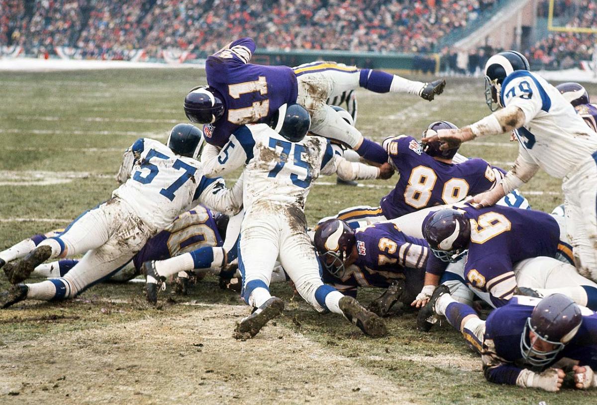 1969-Dave-Osborn-Deacon-Jones-001087668.jpg